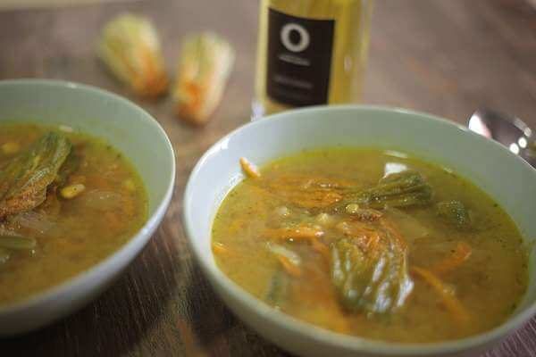 Same, but different: Sopa de flor de calabaza y tomatillo con aceite de oliva