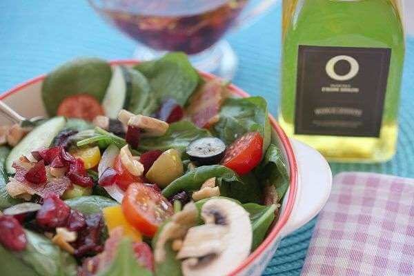 ENSALADA con mayúsculas, un clásico con vinagreta brillante de cerezas