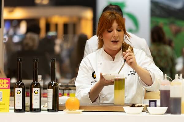 Blanca Mayandía en el stand de Aceites de Oliva de España en el Salón Gourmets